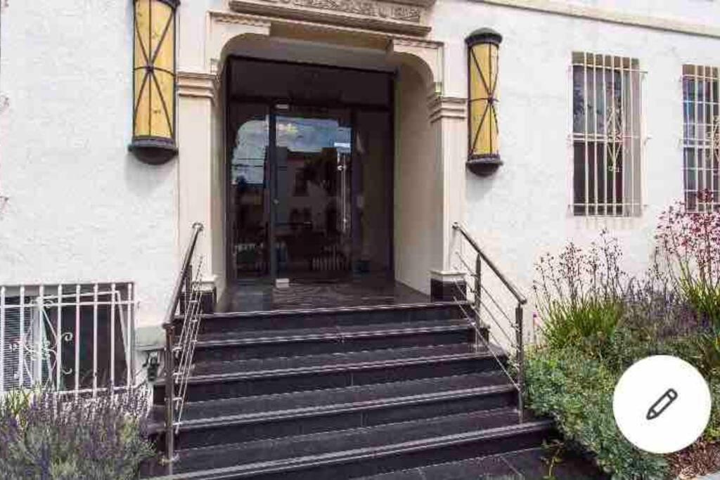 Hollywood Art Apartment *